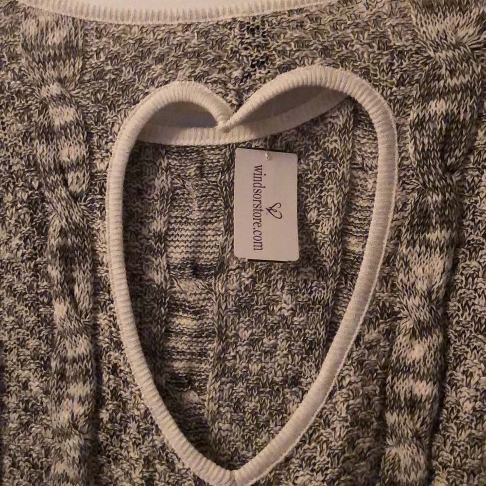 Heart shape open back sweater - Picture 4 of 5